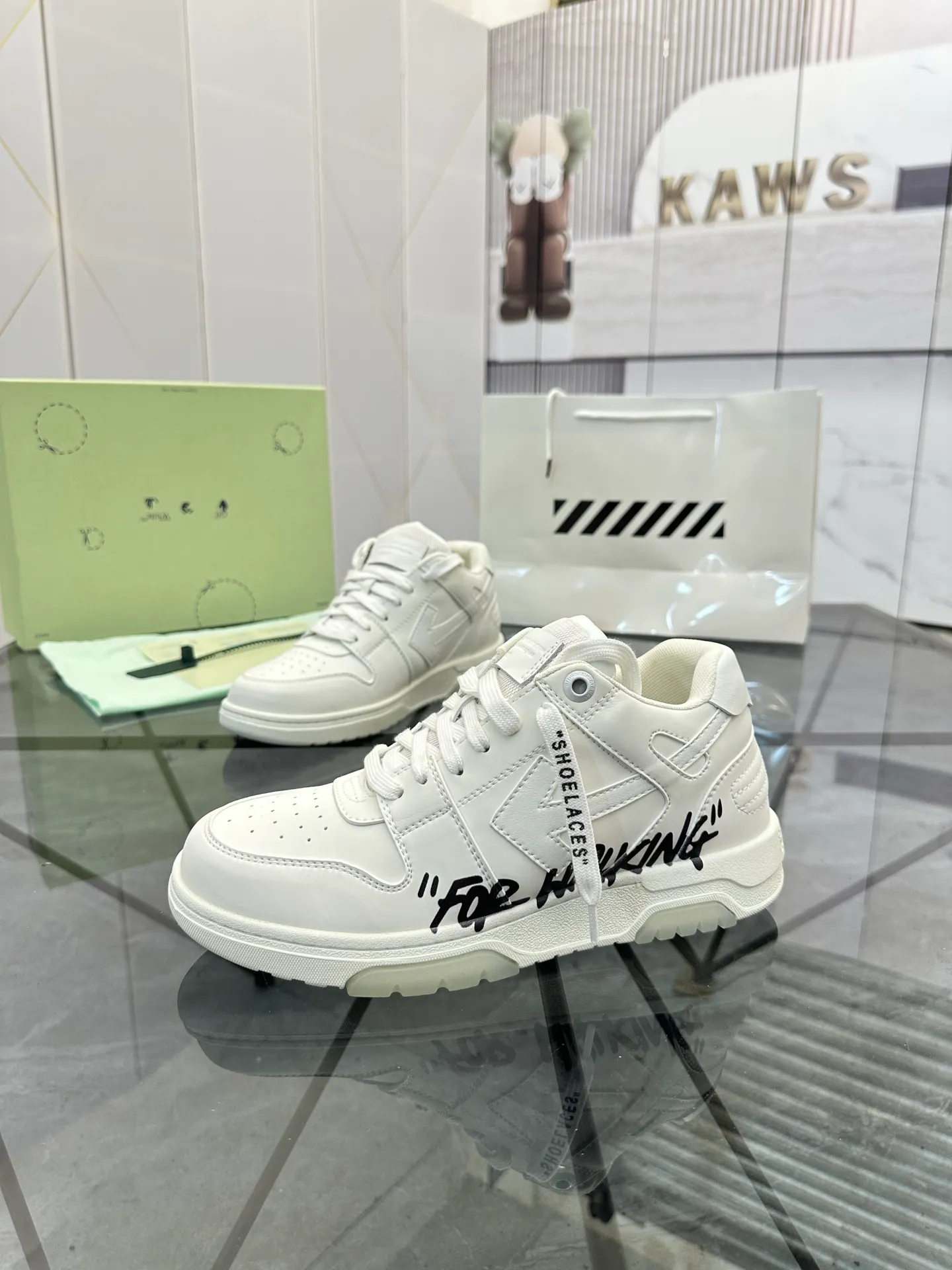 Selling men's shoes 💰: 💰P600¥ High-end top quality (leather buckle plus 10) Product trademark: OFF WHITE * "OFF WHITE*" low-top casual shoes Regular size: 35-45 (can be customized to 46) Couple style Product material: imported first-layer cowhide leather upper, breathable lining, original outsole. No.: H203
